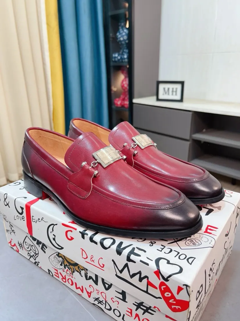 Men's shoes 💰540🌸🌸 [DG Dolce & Gabbana] High-end customized leather shoes. The upper is made of imported calf leather. Original hardware. I believe you will be impressed from the first time you see it. The avant-garde atmosphere can no longer fully interpret its elegance. AAA grade rubber outsole is super comfortable. The original cover last of the counter ensures its original version and quality. The upper is simple and the cowhide lining ensures its comfort and breathability. A pair of truly good shoes has its own unique soul, famous quality, and the first choice for successful people. Regular size 38-44 (45 customized)